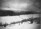 Masten reses, Björnänge, Åre, mars 1922. Antennmast till arméns 1 kw gnistradiostation med utrustning från Sv. AB. Trådlös Telegrafi.