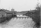 Gamla valsverket t.h. och sågbladsverket t.v. vid Fagersta Järnbruk, 1910.