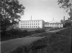 Hellefors Bruk. Aktiebolaget Järnförädling. Lagerhus och till höger därom kontorsbyggnad, 1932.