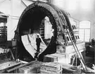 Montage av stator till generator vid början av 1900-t i ASEAs verkstad Emaus i Västerås.