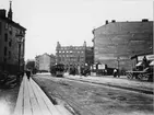 Birger Jarlsgatan och Stureplan i Stockholm. I bakgrunden syns hotell Anglais. Fotot är taget före 1898.