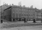 Vy från Nybrohamnen 24-26 i Stockholm  omkring 1895. Nyvarande Nybroplan-Strandvägen.  Husen troligen rivna omkring 1900. På bilden syns restaurang 