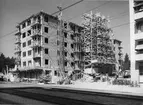 Byggandet av Kv. Tallen i Råsunda. Byggnadsår 1944. Foto genom Svenska Byggnadsindustriförbundet. Arkitekt: Axel Sjögren. Byggmästare: Byggnadsfirman Svanberg & Ljungberg, Stockholm. Konstruktör: Byggnadsingenjör Hugo Ekholm, Tolls Byggnads AB, Stockholm. Bottenvåningen: 35 cm Ytong. 4 översta våningarna : 25 cm Ytong.