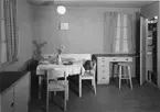 Bygge och Bo-utställningen i Gävle 1937. Dukat bord i köket i lantarbetarhem. Soffan ej avsedd som liggplats).