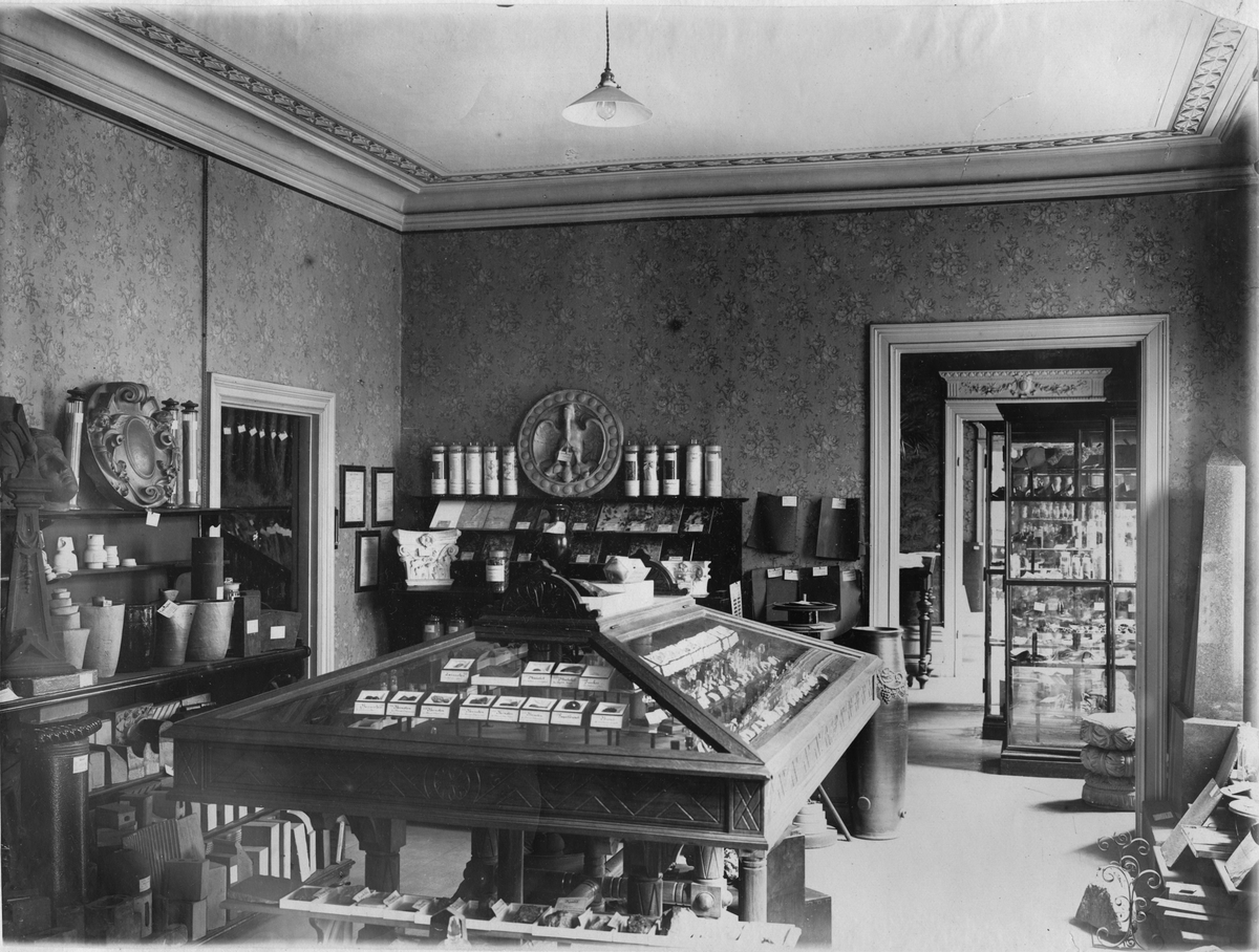Svenskt Industri- och Handelsmuseum. Regeringsgatan 40, Stockholm. Museets "stenrum" med monter för ädelstenar och även kopior av berömda diamanter. På väggarna montrar med prover på exempelvis glastillverkning, terrakotta, täljsten och deglar.