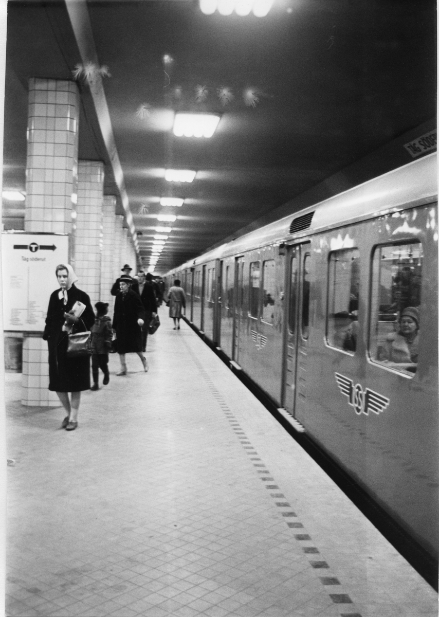 Stockholms tunnelbana. station Hötorget. Perrong för tåg södergående.