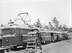 Fotografiet visar troligtvis Svenska Spårvägssällskapets första uppställningsplats i Stockholms Spårvägars tunnelvagnshall i Högdalen med vagnar från bland annat Stockholm, Uppsala och Lidingö. Vintern 1964-1965.