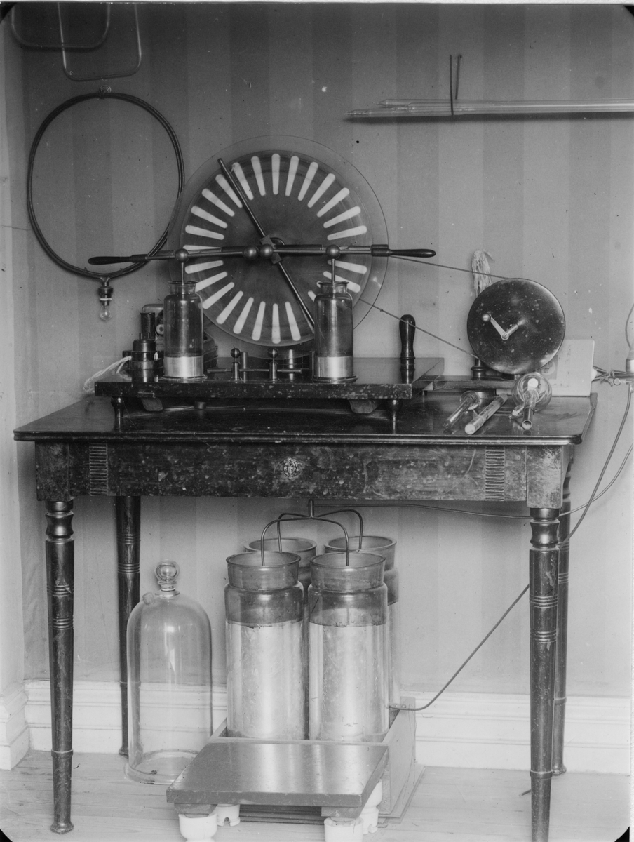 Ingenjör Oscar Larssons samling av fysikaliska apparater, en föregångare till Populärvetenslapliga Institutet Urania på Narvavägen 31 i Stockholm. Apparater för demonstration av statisk elektricitet.