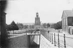 Järnvägstunnel i Karlskrona 1904. I fonden syns Klockstapeln. Bild från tidskriften Hemmets bildmaterial.