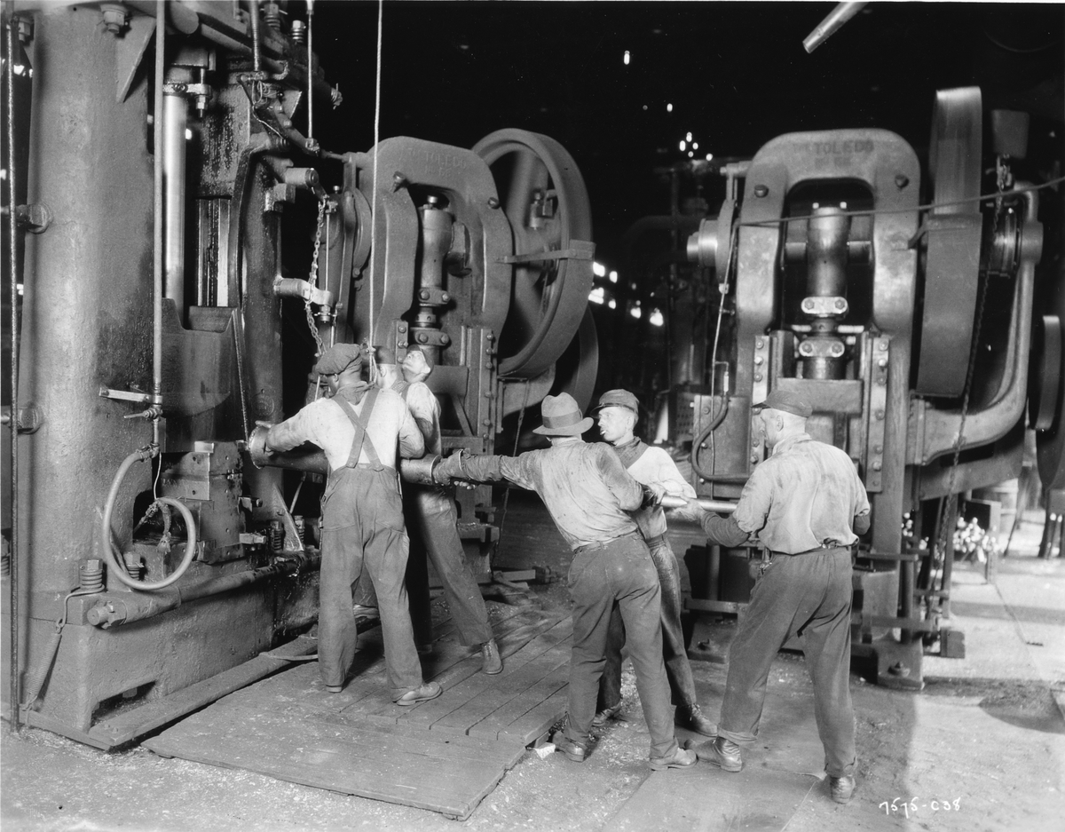 General Motors. Chevroletfabrik. Låsning av två ton främre axelhammare. På fabriken finns cirka 130 hammare.