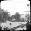 Skioptikonbild med motiv från Allmänna Konst- och Industriutställningen i Stockholm 1897. Utanför Nordiska museet. Vy mot Strandvägen.