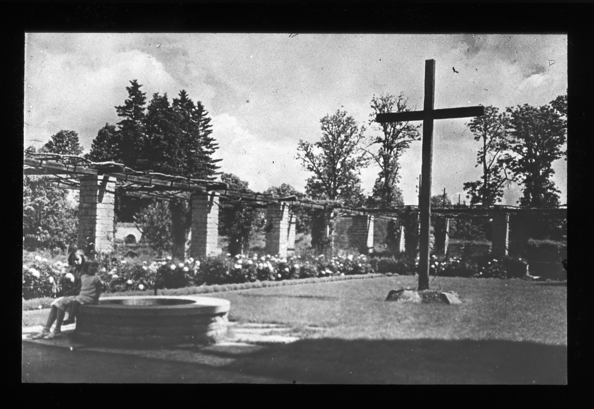 Skioptikonbild från Institutionen för fotografi vid Kungliga Tekniska Högskolan. Använd av professor Helmer Bäckström som föreläsningsmaterial. Bäckström var Sveriges första professor i fotografi vid Kungliga Tekniska Högskolan i Stockholm 1948-1958.
Estetik. Begravningsplats.