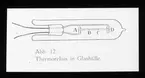 Skioptikonbild från Institutionen för fotografi vid Kungliga Tekniska Högskolan. Använd av professor Helmer Bäckström som föreläsningsmaterial. Bäckström var Sveriges första professor i fotografi vid Kungliga Tekniska Högskolan i Stockholm 1948-1958.
Termorelä i glaskolv.