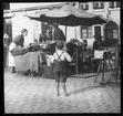 Skioptikonbild från Institutionen för fotografi vid Kungliga Tekniska Högskolan. Använd av professor Helmer Bäckström som föreläsningsmaterial. Bäckström var Sveriges första professor i fotografi vid Kungliga Tekniska Högskolan i Stockholm 1948-1958.
Torg i Nürnberg. Beskuren bild. För originalet se SKC6178.