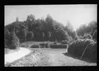 Skioptikonbild från Institutionen för fotografi vid Kungliga Tekniska Högskolan. Använd av professor Helmer Bäckström som föreläsningsmaterial. Bäckström var Sveriges första professor i fotografi vid Kungliga Tekniska Högskolan i Stockholm 1948-1958.
Fröken Hults bild från Säter, obeskuren bild.