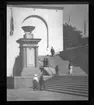 Skioptikonbild från Institutionen för fotografi vid Kungliga Tekniska Högskolan. Använd av professor Helmer Bäckström som föreläsningsmaterial. Bäckström var Sveriges första professor i fotografi vid Kungliga Tekniska Högskolan i Stockholm 1948-1958.
Göteborgsutställningen 1923. Exempel på beskärning  av bild.