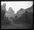 Skioptikonbild från Institutionen för fotografi vid Kungliga Tekniska Högskolan. Använd av professor Helmer Bäckström som föreläsningsmaterial. Bäckström var Sveriges första professor i fotografi vid Kungliga Tekniska Högskolan i Stockholm 1948-1958.
Olika tagningar av samma motiv och med kameran placerad på samma punkt. Denna bild är tagen med kameran lutad uppåt.
För mer info se: Bäckström, Helmer. Fotografisk Handbok. Natur och Kultur. Stockholm. 1942. s. 160.