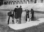 Tillverkning av skridskobanan på Stadion, Stockholm.