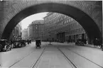 Brovalv över Kungsgatan mot väster, Stockholm, 1934. Till höger 