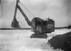 Stockholm Stads första inhyrda grävmaskin för utgrävning av Skarpnäcks dike, 1930. Förare var 