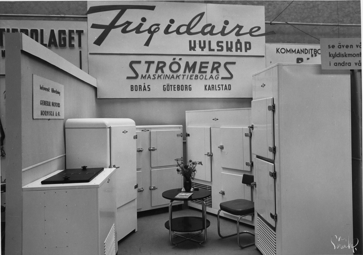 Svenska Mässan 1943. Strömers Makinaktiebolags monter för Frigidaire kylskåp.