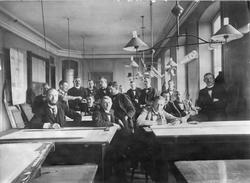 Elever i ritsalen på Kungliga Tekniska Högskolan 1891. Ståen