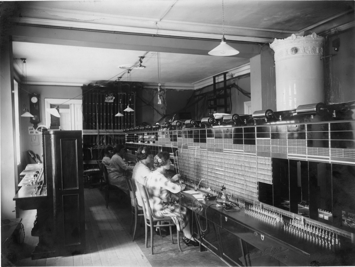 Nya lokala telefonstationen i Köping 1926. Stationen är just färdig. Det gamla växelbordet har ännu inte tagits bort.