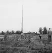 Resning av telefonstolpar i Lappland 1952.