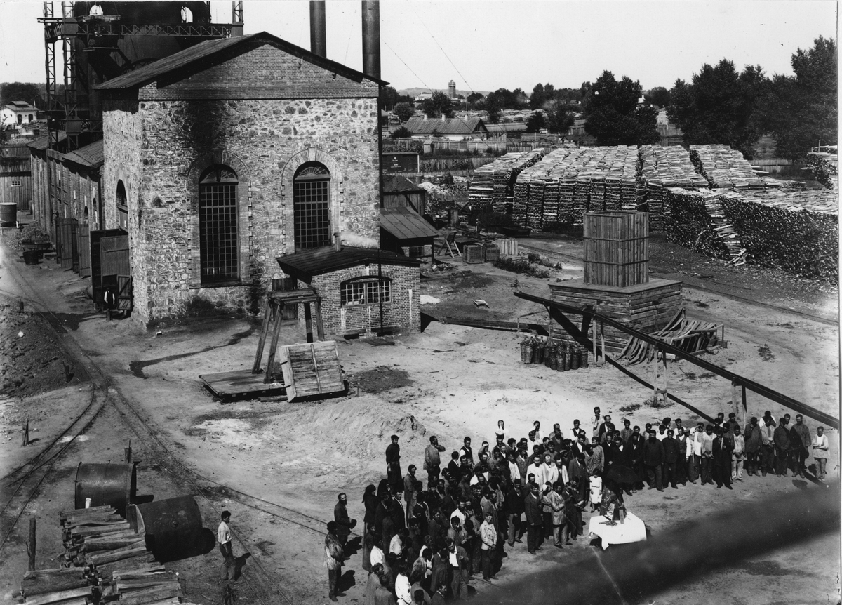 Krementschugs Järnverks AB. Maleben (bön) innan masugnen dras på. 1897-1902 förestod O. Larsson masugnsdriften och det nyanlagda gjuteriet, de två senare åren var han direktör för bruket.