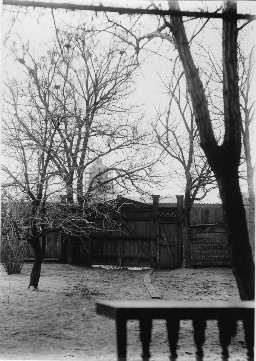 Krementschugs Järnverks AB. Ingångsporten. 1897-1902 förestod O. Larsson masugnsdriften och det nyanlagda gjuteriet, de två senare åren var han direktör för bruket.