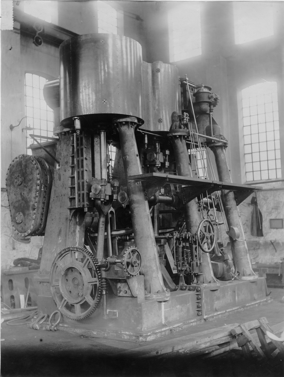 Den bakre ångmaskinen till fartyget "Isbrytaren II". Tillverkad vid Bergsunds Mekaniska Verkstad AB i Stockholm. System Flodman. Konstruerad av C.G. Dahlby.