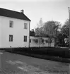 Gripsholms Kemiska fabrik. Kvarstående byggnad 1951. Södra flygelbyggnaden av den kemiska fabriken. Till denna byggnad vae svavelsyratillverkningen förlagd till 1826. Användes 1951 för Folkhögskolan.