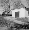 Gripsholms Kemiska fabrik. Kvarstående byggnad 1951. I förgrunden kemiska laboratoriet från fabrikstiden. I bakgrunden brädklädd timrad byggnad 