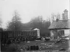 Laxå järnbruk. Platsen för lancashiresmedjan från vägen i söder. Från vänster i förgrunden grundmur av kolhus. Vattenränna, ombyggd omkring 1920 där nedanför stabbe till räckhammare, stora smälthammaren, därbakom elektrisk kraftstation, vällugn från omkring 1900 invid gnisterhuset, sedermera tvättstuga. Smedjebyggnaden revs 1932.