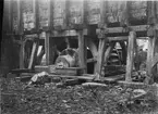 Laxå järnbruk. Överfallshjul till smälthammaren i före detta lancashiresmedjan. Genomgående reparation omkring 1919. Bredd cirka 200 cm, diameter 300 cm. Sedd från sydväst.