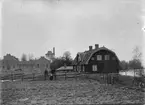 Åminne Järnbruk. Barn sittande på gärdesgården utanför Ingenjörsbostaden.