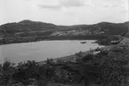 Malmupplag i Kirkenes, Norge. I bakgrunden kan man se att brytningen av järnmalm nyligen påbörjats. Fotografiet ingår i ett album från AB de Lavals Ångturbin, 1909. 