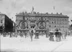 Hotell Rydberg (Hôtel Rydberg) vid Gustav Adolfs torg i Stockholm under Allmänna Konst- och Industriutställningen i Stockholm 1897.