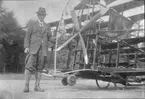 Man framför hemmabyggd flygmaskin vid Meisters Flygaktiebolag den 30 augusti 1928.