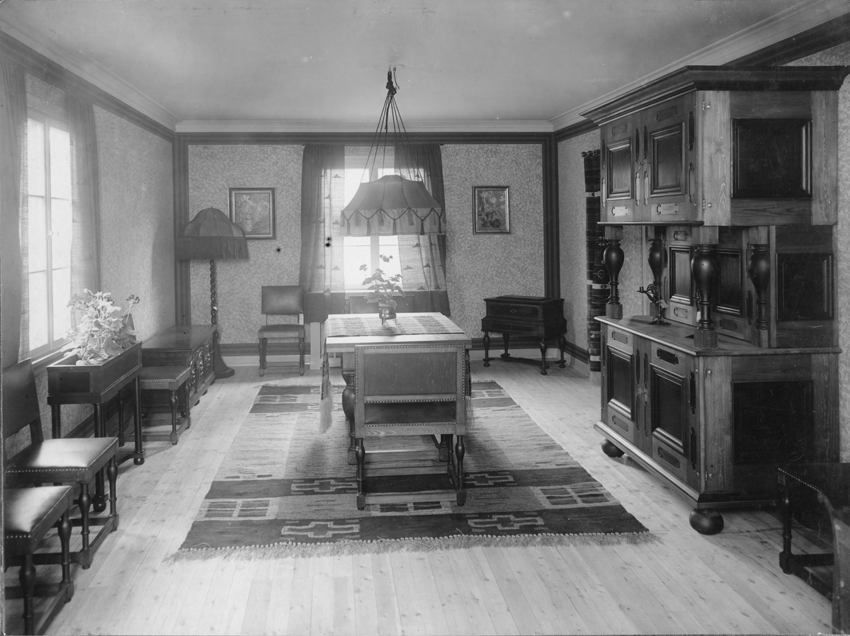 Bygge och bo-utställningen i Äppelviken 1927. Möbler ritade av arkitekt Birger Borgström. Textilier från Västmanlands läns Hemslöjd.