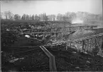 Kalugnar i verksamhet, kalkbrott och slagghögar. Hösten 1902 i Hönsäters Alunbruk. Med fotografiet erhöll fotografen 5:e pris i Svenska Turistföreningens Pristäflan 1902.