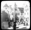 Skioptikonbild från Institutioen för fotografi vid Kungliga Teniska Högskolan. Motiv från Gamla Stockholm vid Allmänna Konst och Industriutställningen på Djurgården i Stockholm 1897.