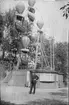 Fotografi ur album från Meisters-Flygaktiebolag i Göteborg. Man vid litet pariserhjul.