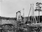 Riddarhyttans järnbruk. Lave, linspel och konstgång vid Källfallsgruvan. Mannen är gamle gruvfogden Carl Andersson.