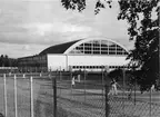 Sandvikens Järnverk (Sandvikens Jernverk). Jernvallens idrottshall med tennisbanor i förgrunden, omkring 1940.