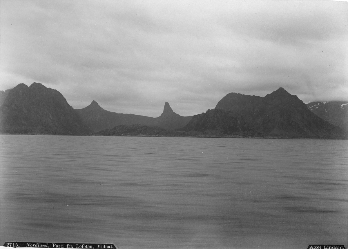 Sjangeli koppargruvor i Lappland. Parti från Lofoten vid midnatt.