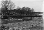 Semla bruk, Västmanland. Landsvägsbro vid nedre gamla kraftstaionen med äldre arbetarbostäder i bekgrunden, 1908.