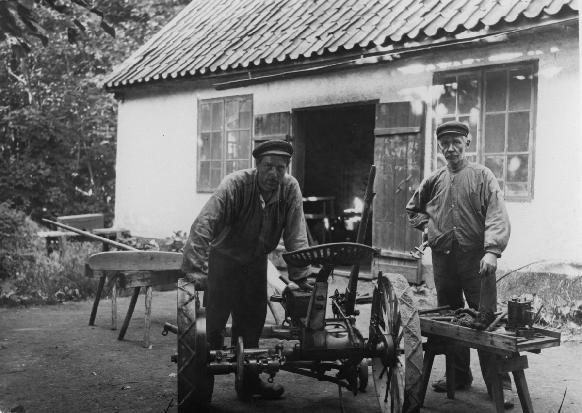 Vallonättlingar. Gårdssmeden Bomler med son. Ekenbergs Gods.