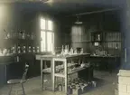 Laboratoriet vid Norbottens Malmförädlingsfabrik på Svartön i Luleå i juli 1901.