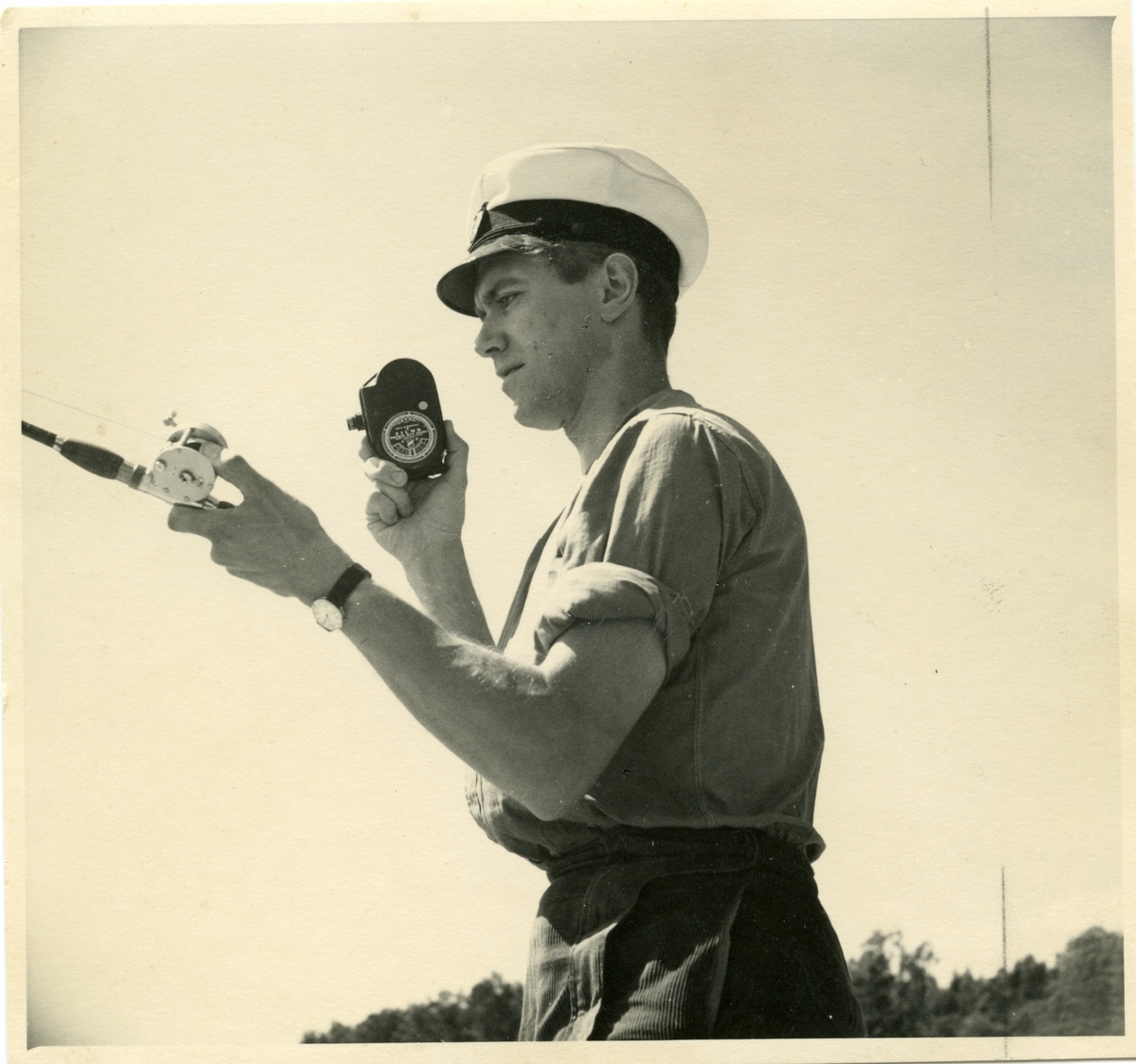 Tandläkaren Ragnar Kihlstedt filmar när han fiskar. Bild för Smalfilmaren 1940. Fotografiet kommer från Institutionen för fotografi vid Kungliga Tekniska Högskolan för Helmer Bäckström var professor.